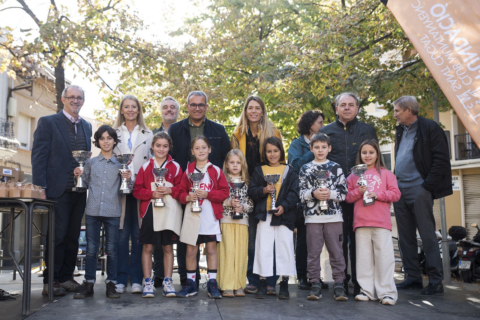 Els 4 guanyadors dels premis especials (Sprint Idiomes, Cugat Media, TOT Sant Cugat i TV Sant Cugat) en l'entrega de premis de la Marxa Infantil. FOTO: Bernat Millet