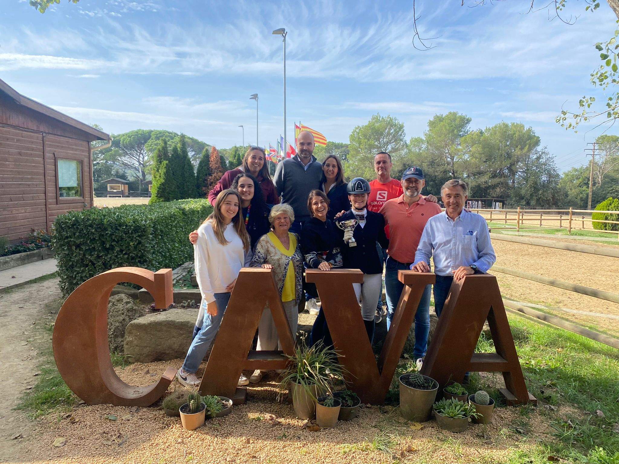 Clàudia Pomer (Club Hípica Collserola), al centre de la imatge, va guanyar el Campionat de Catalunya de Doma. FOTO: Cedida