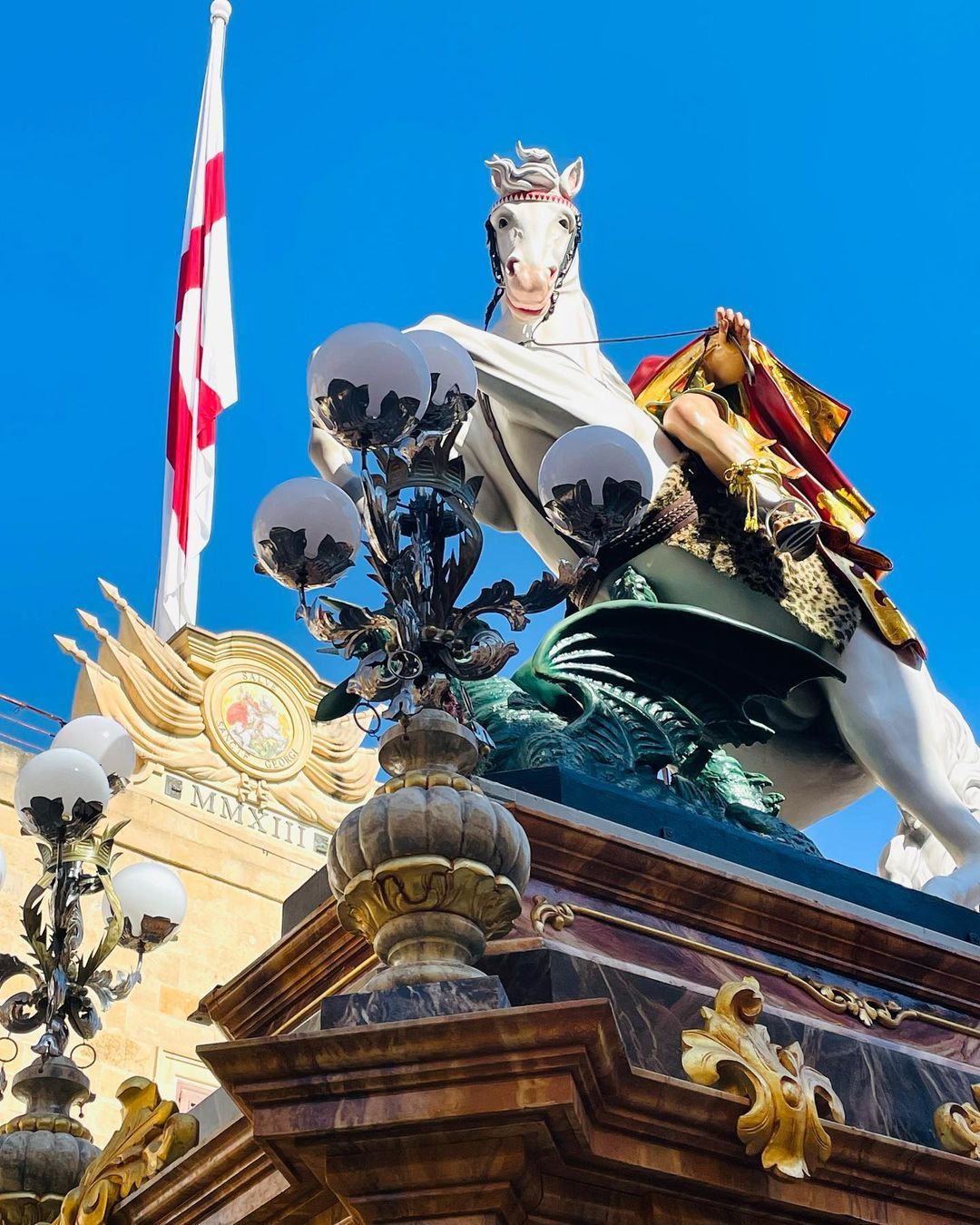 El caballo sonriente de Sant Jordi - Malta FOTO: @what.the.eye.saw   