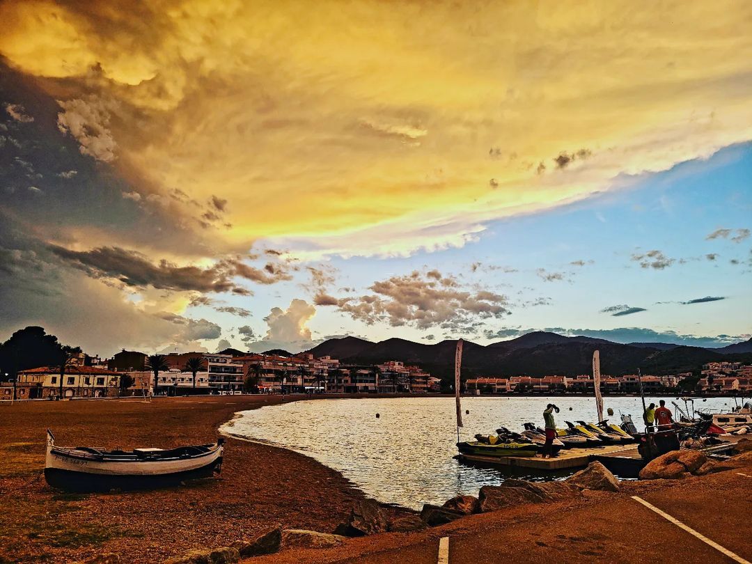 Capvespre a Llançà FOTO: @tinalabradorcarrasco