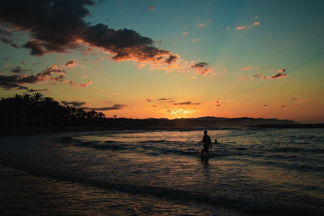 Reflexe de color a l’aigua - Vilanova i la Geltrú FOTO: @monicamonfort