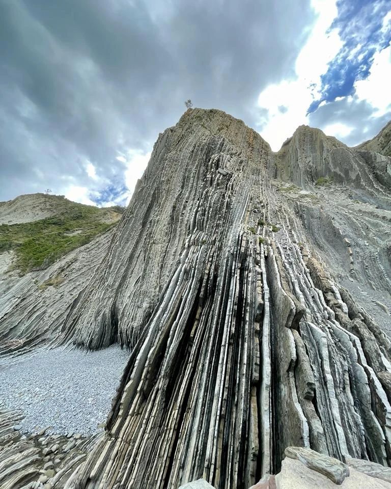  La montaña del dragón   - Flysch de Zumaia  FOTO: @mariajosecuqui  