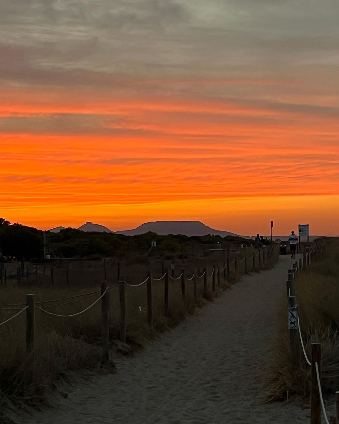  Camins de sorra,cels de foc !  - Platja del racó   FOTO: @criscasti59 