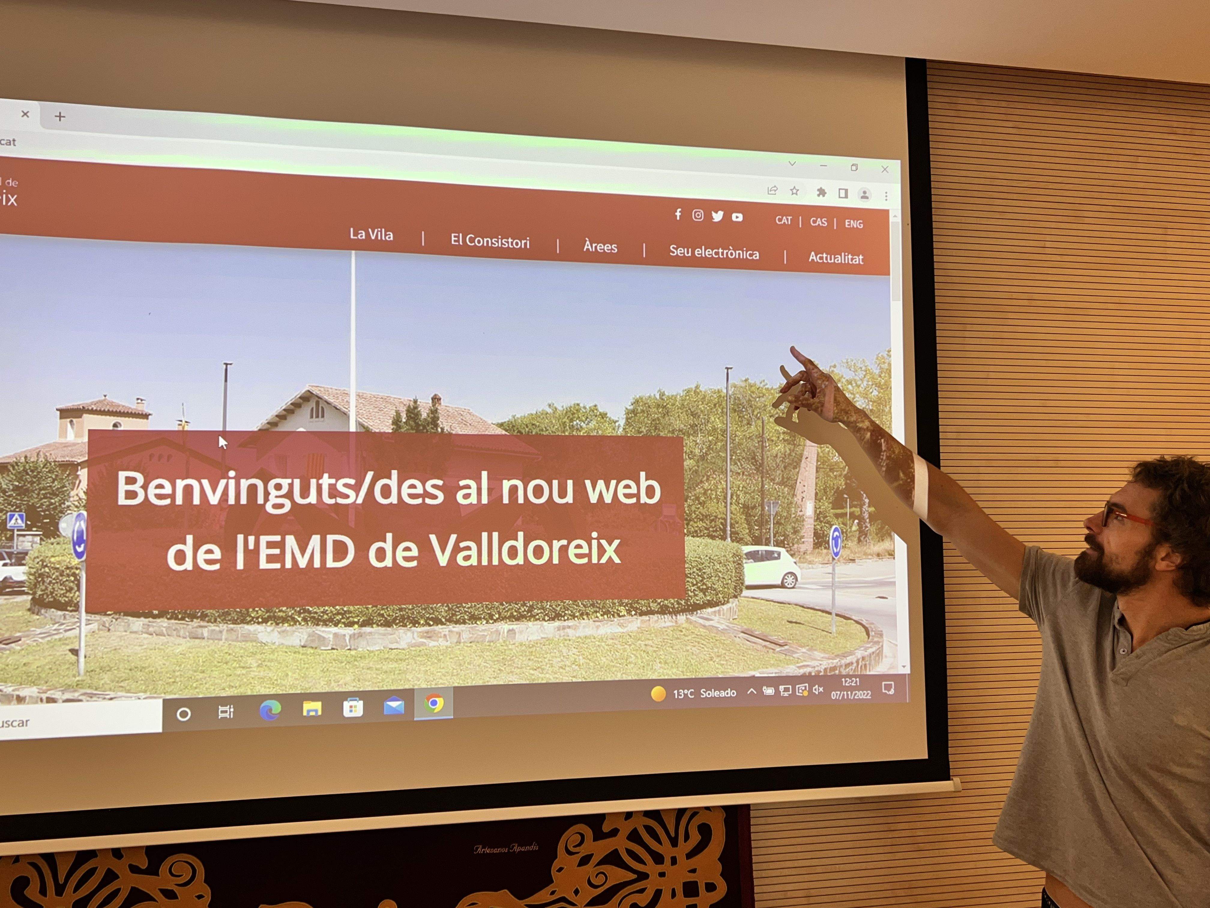 El vocal Bernat Gisbert ha presentat el nou canal FOTO: TOT Sant Cugat 