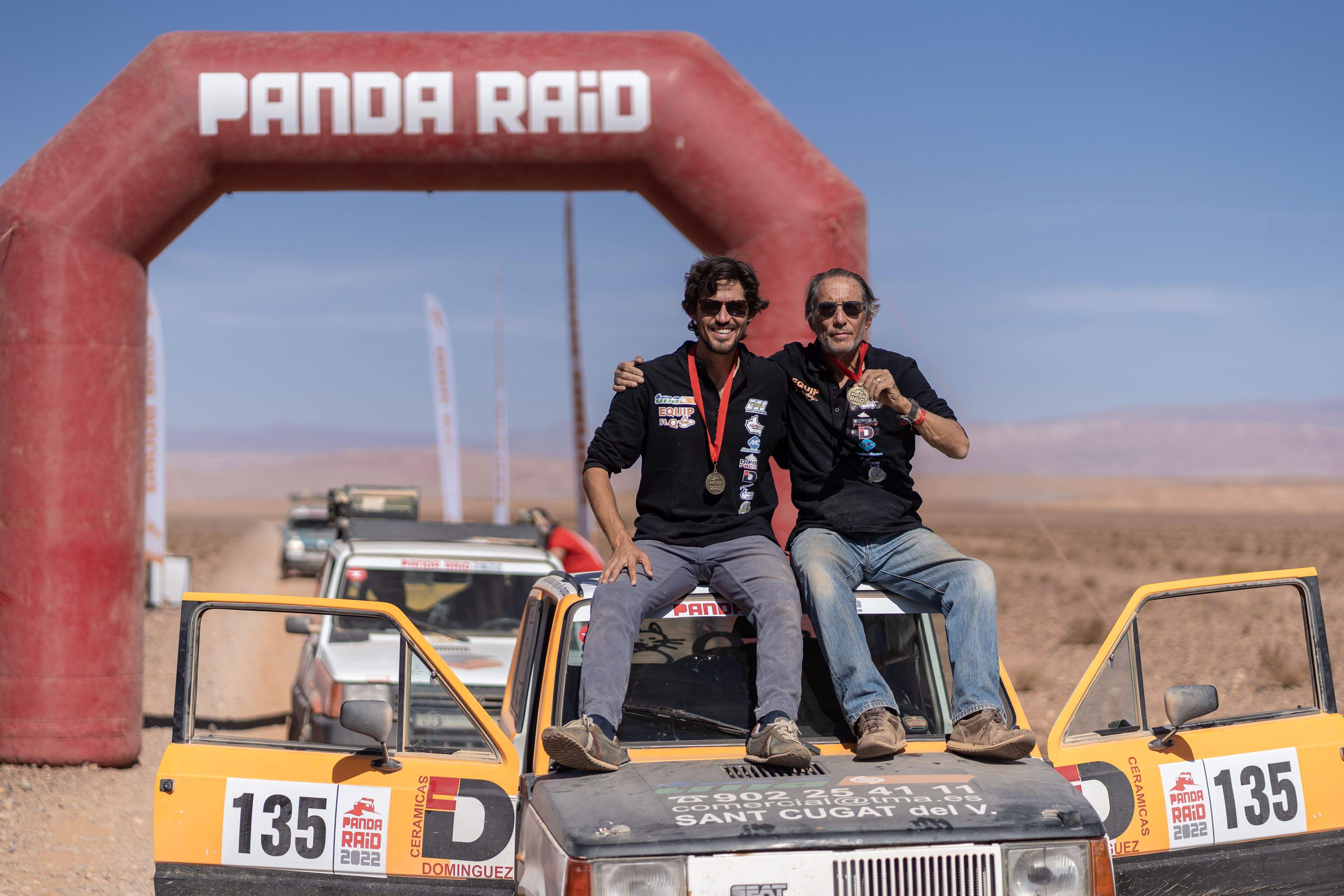 Ubal de Azpiazu (dreta) amb el seu fill i copilot, Ignasi de Azpiazu, en la Panda Raid del Marroc. FOTO: Cedida