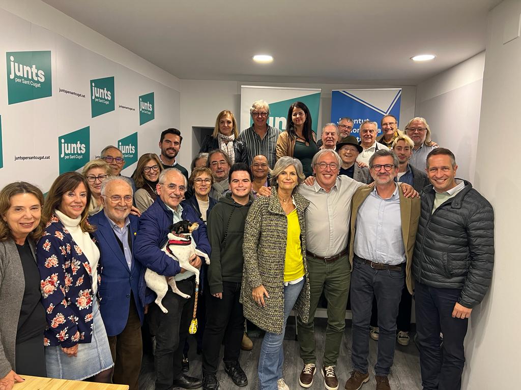 Albert Mendoza, tercer per l'esquerra de la fila de sota FOTO: Junts per Sant Cugat