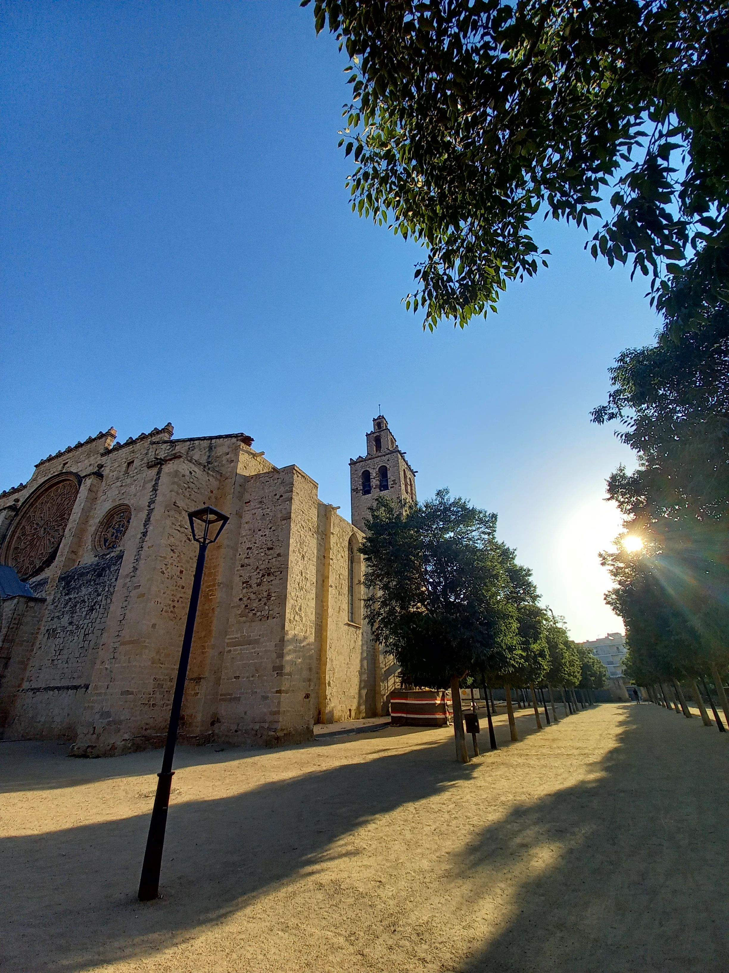 Així es lleva el Monestir  · Monestir Sant Cugat    FOTO: Sixt Ruscalleda Salellas