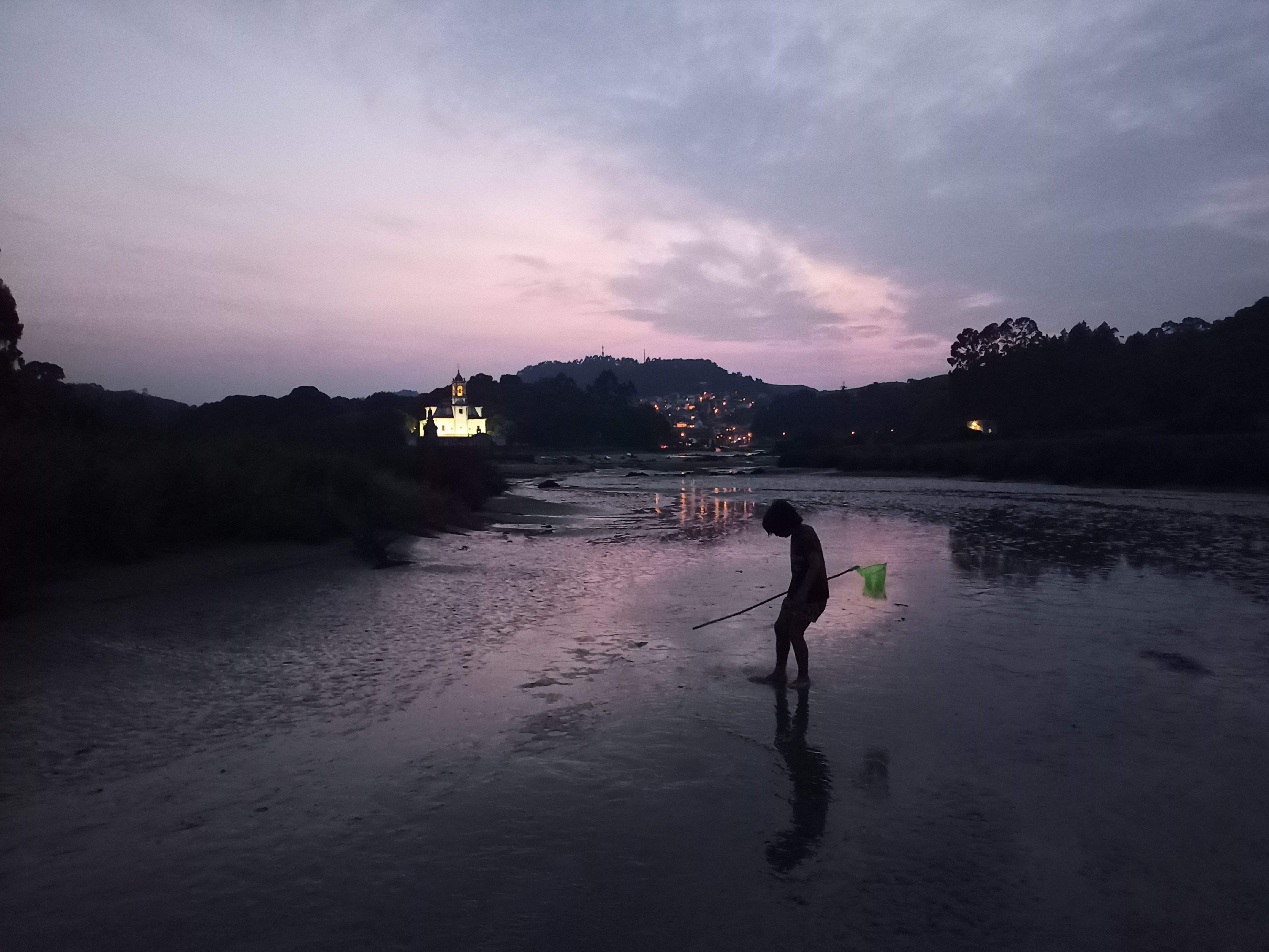 Buscant tresors quan baixa la marea · Barro, Astúries  FOTO: Xavier Poveda Gallego 