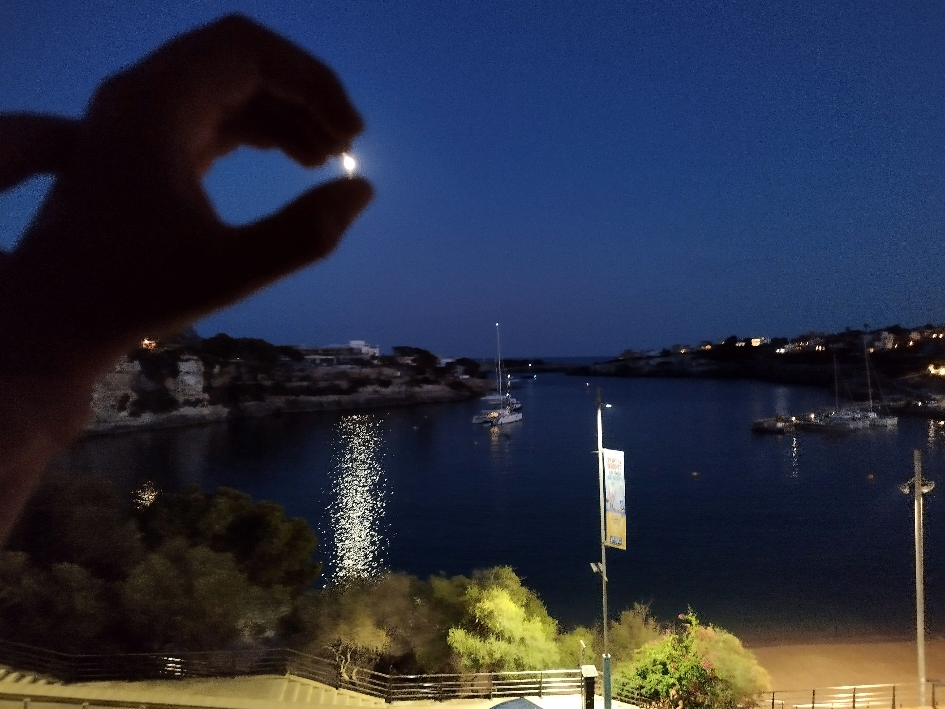 Capturant la lluna · Porto Cristo, Mallorca FOTO: MAGDALENA VADELL SUREDA