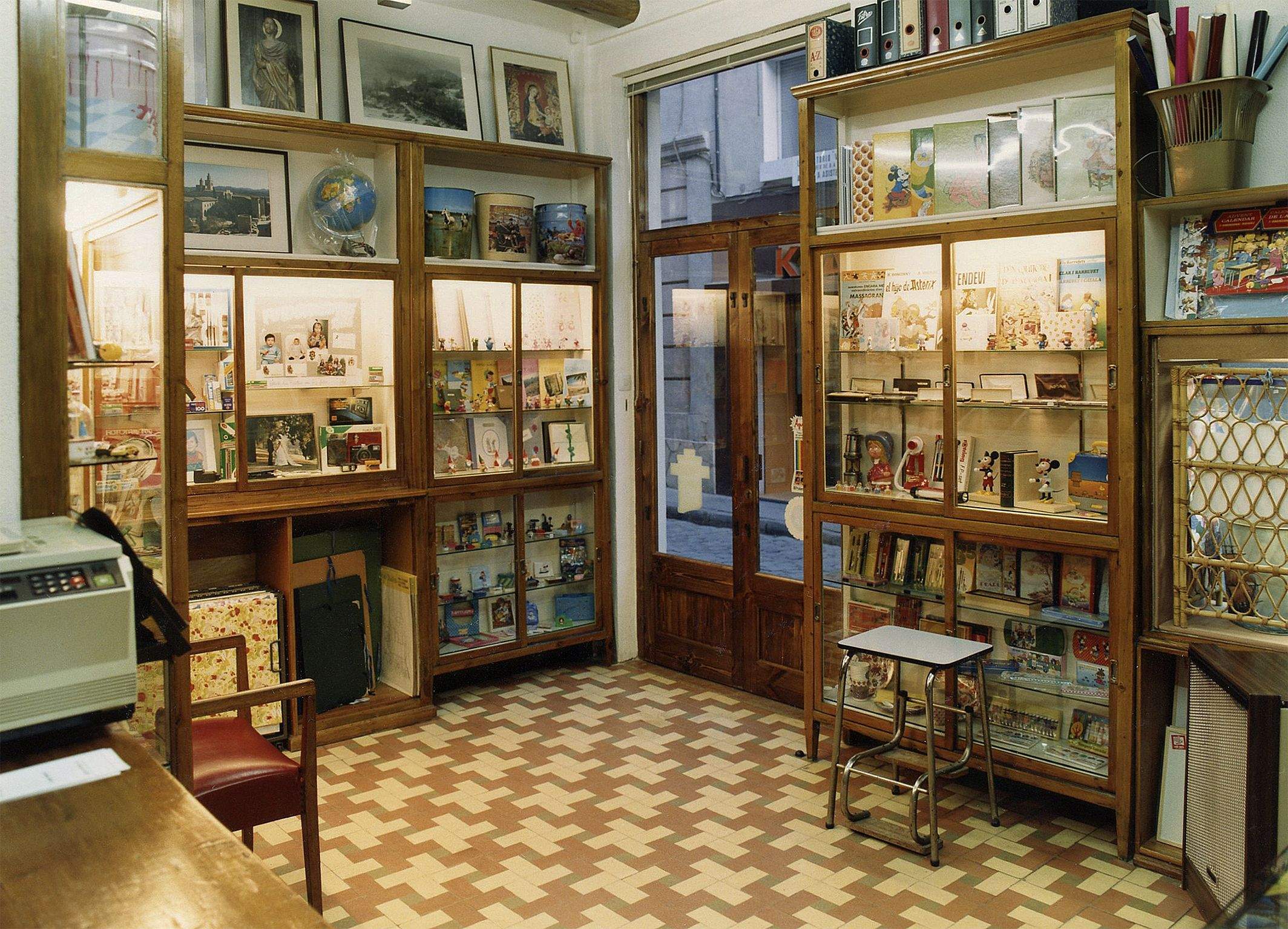 CAL CABANAS, o 'Foto Cabanas' era una botiga del carrer Santa Maria, amb més de 75 anys, on es revelaven i es feien fotografies, entre altres productes. FOTO. Fons Cabanas