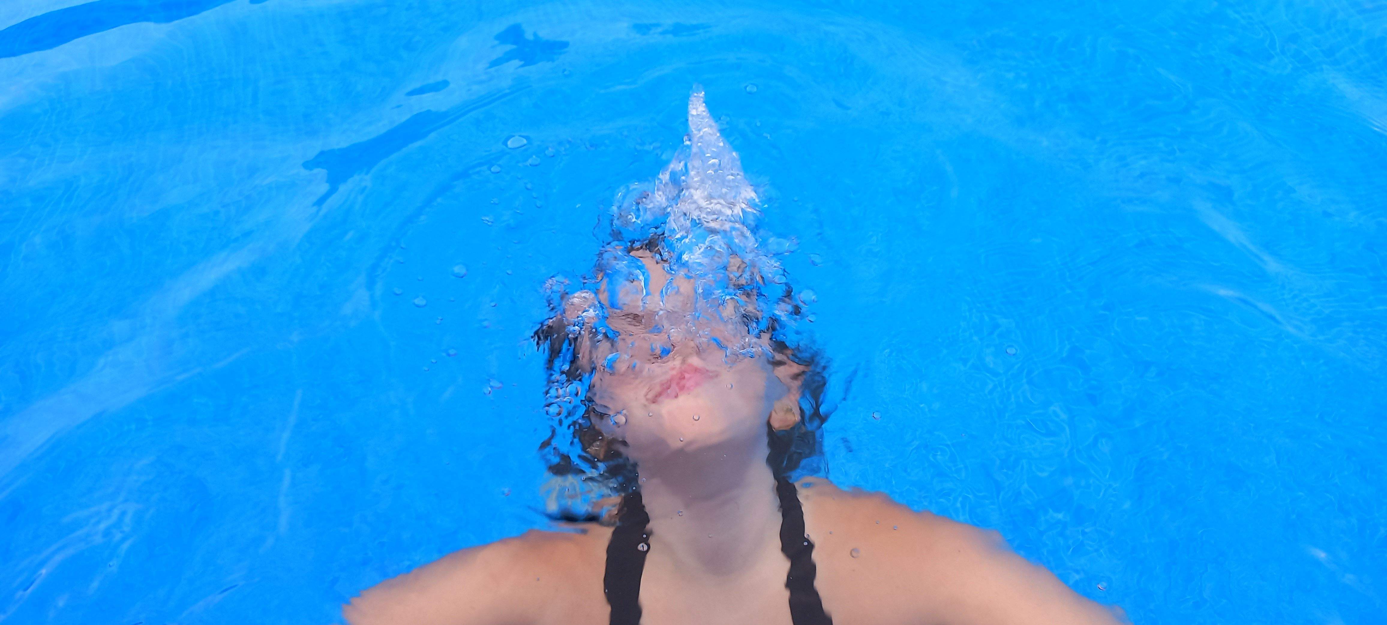 Fent bombolles a la piscina · Sant Cugat del Vallès  FOTO: Mireia Viles Arrufat