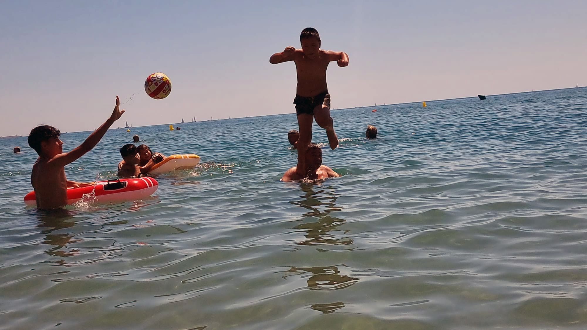 Fútbol bajo las olas · Playa de Cubelles  FOTO: Margoth  Fernández Abregú 