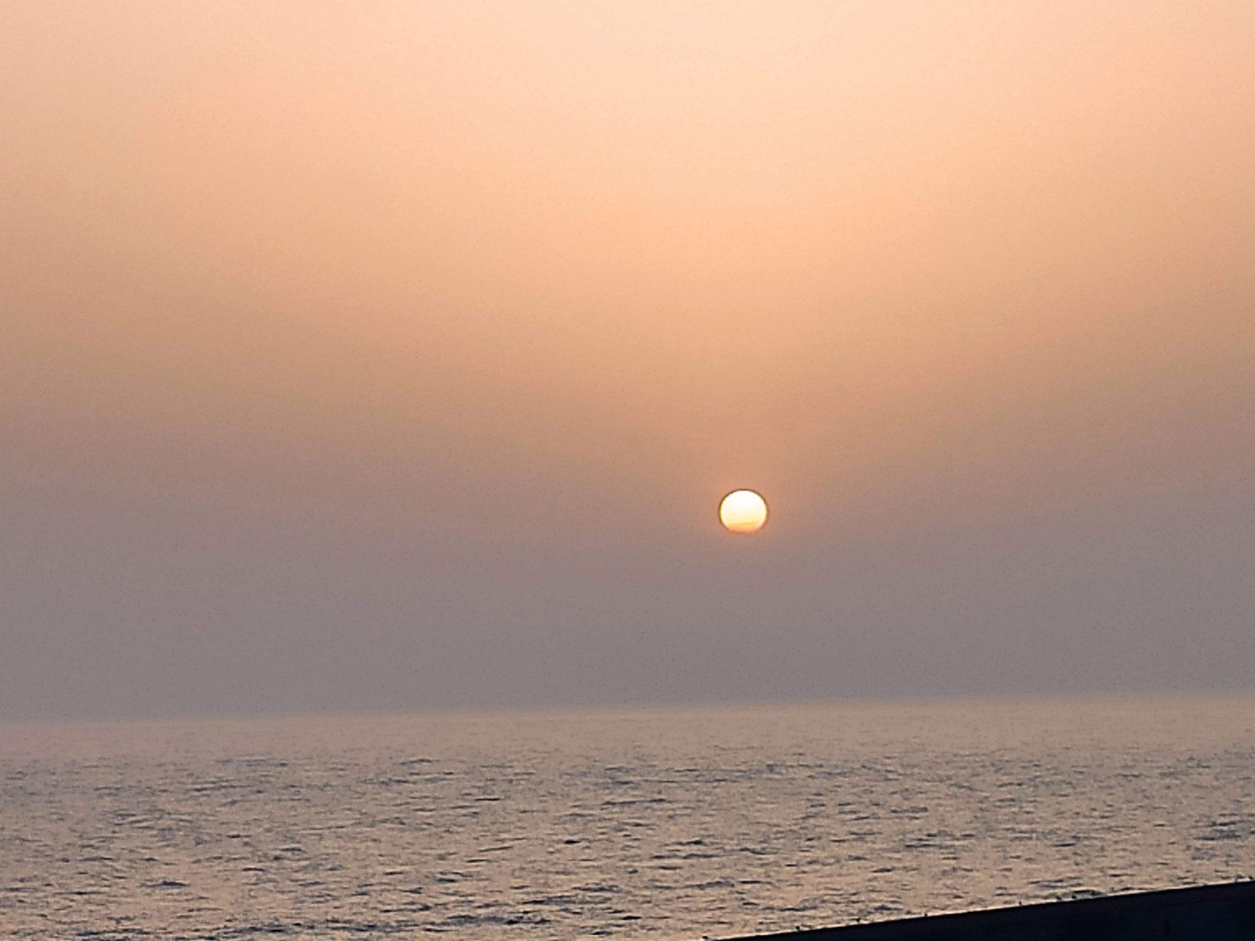 La llum que sempre ens acompanya  · En algun lloc del mar mediterrani  FOTO: Ana Doix Perez