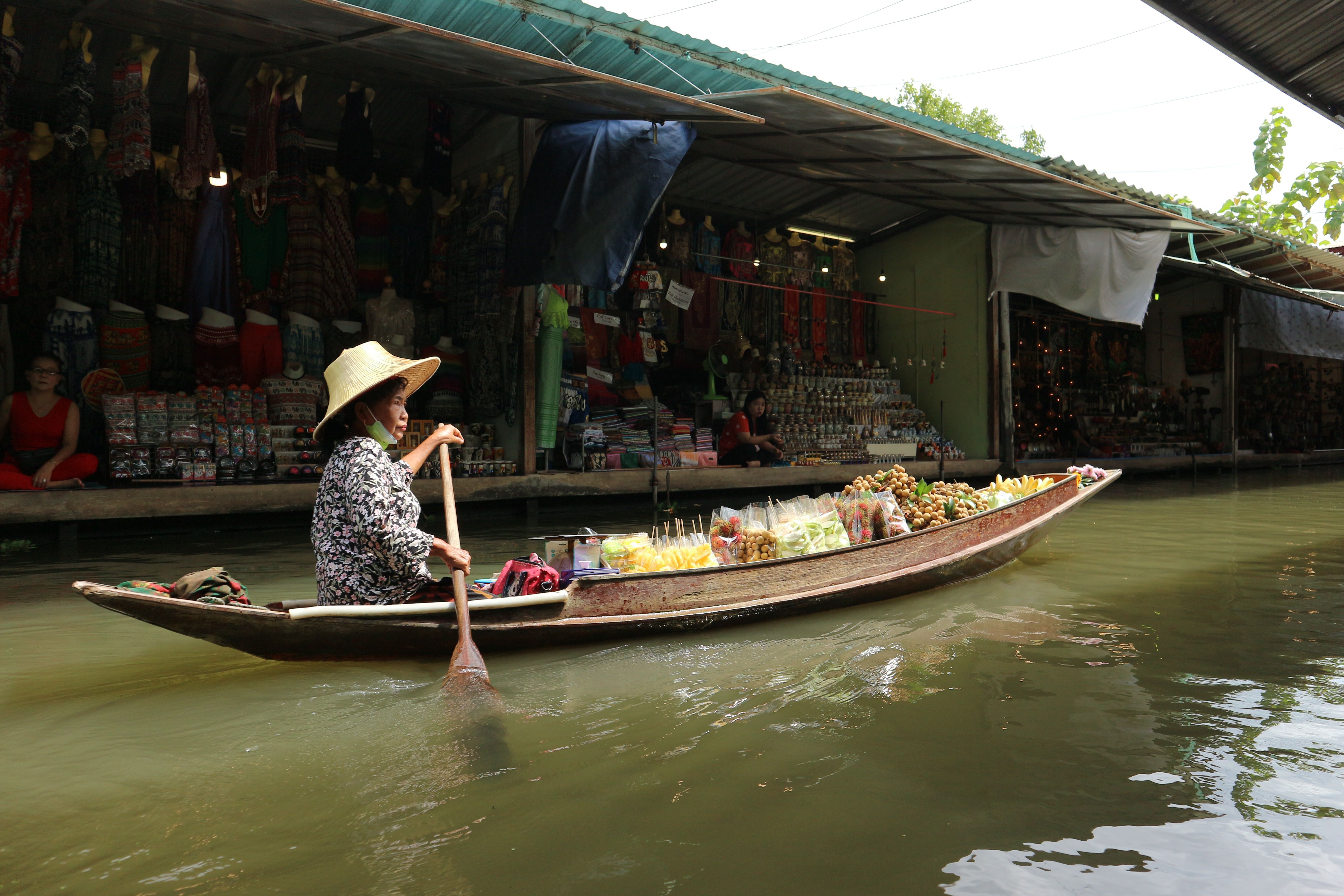 Mi tienda en canoa · Mercado flotante Dammoen Saduak Tailandia FOTO: Carla  Torné Navarro