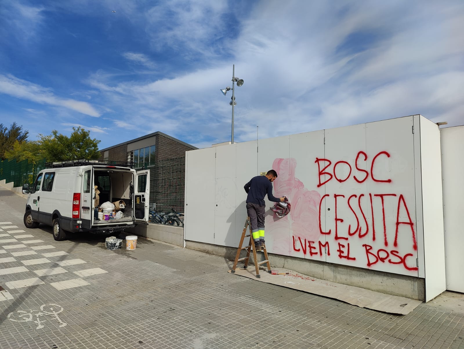 Pintades aparegudes a Volpelleres en defensa del bosc FOTO: Cedida
