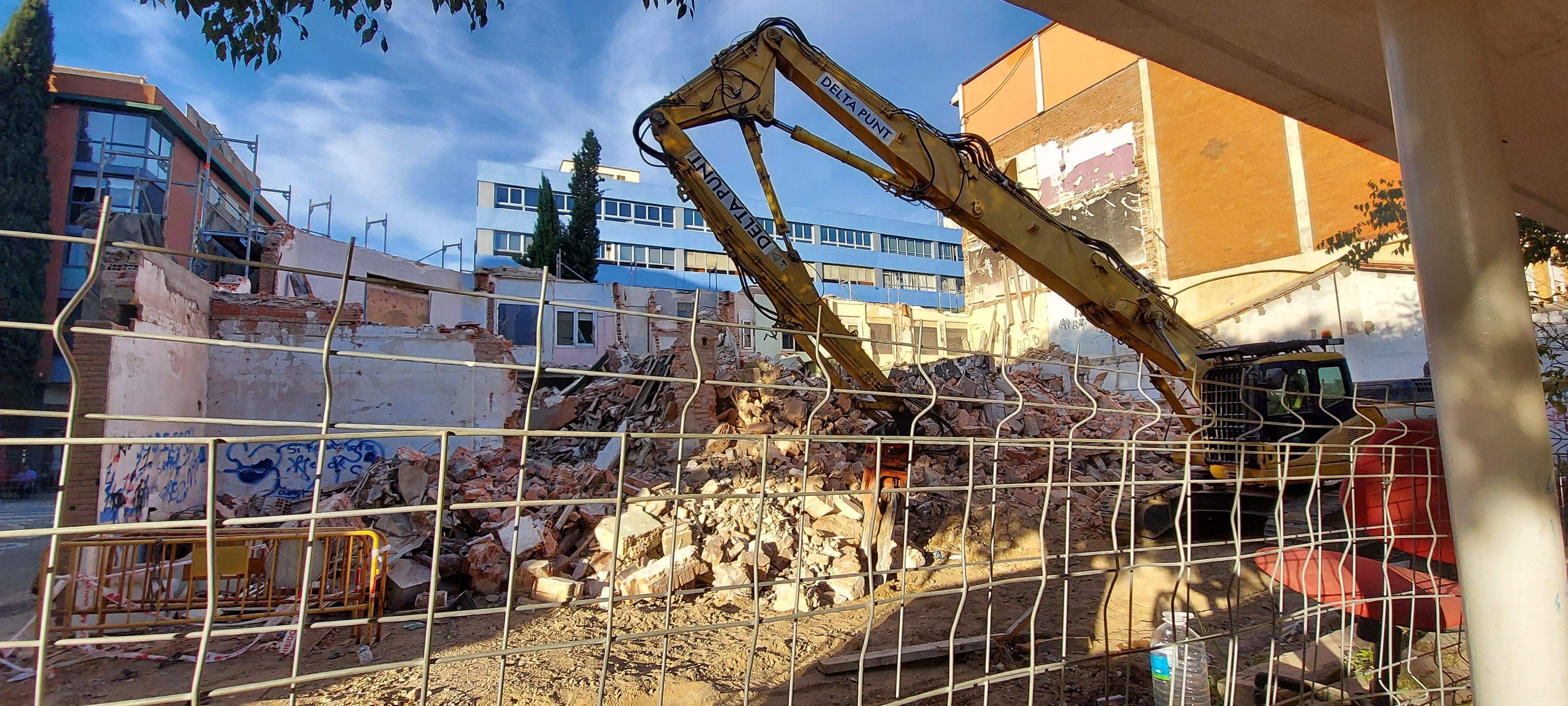 Enderrocament de l'edifici de l'avinguda Cerdanyola, 66. FOTO: TOT