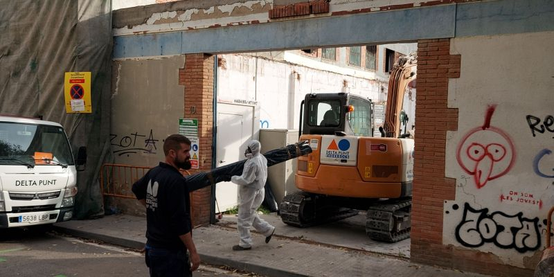 Les tasques d'enderrocament de l'edifici han sigut delicades, ja que tenia amiant, un material tòxic. FOTO: TOT 