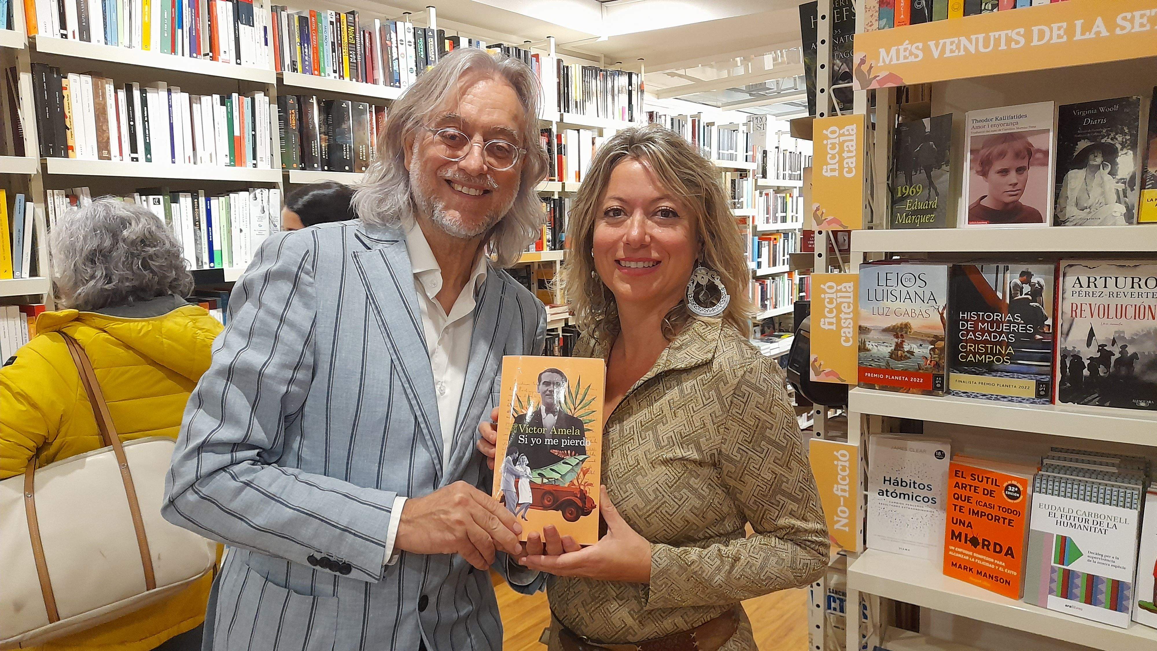 Víctor Amela i Rosa Masip amb el llibre 'Si yo me pierdo'. FOTO: Cristina Cabasés