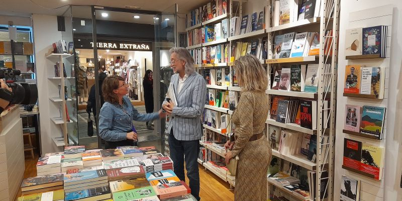 Víctor Amela parla del llibre 'Si yo me pierdo' a la llibreria Paideia. FOTO: Cristina Cabasés