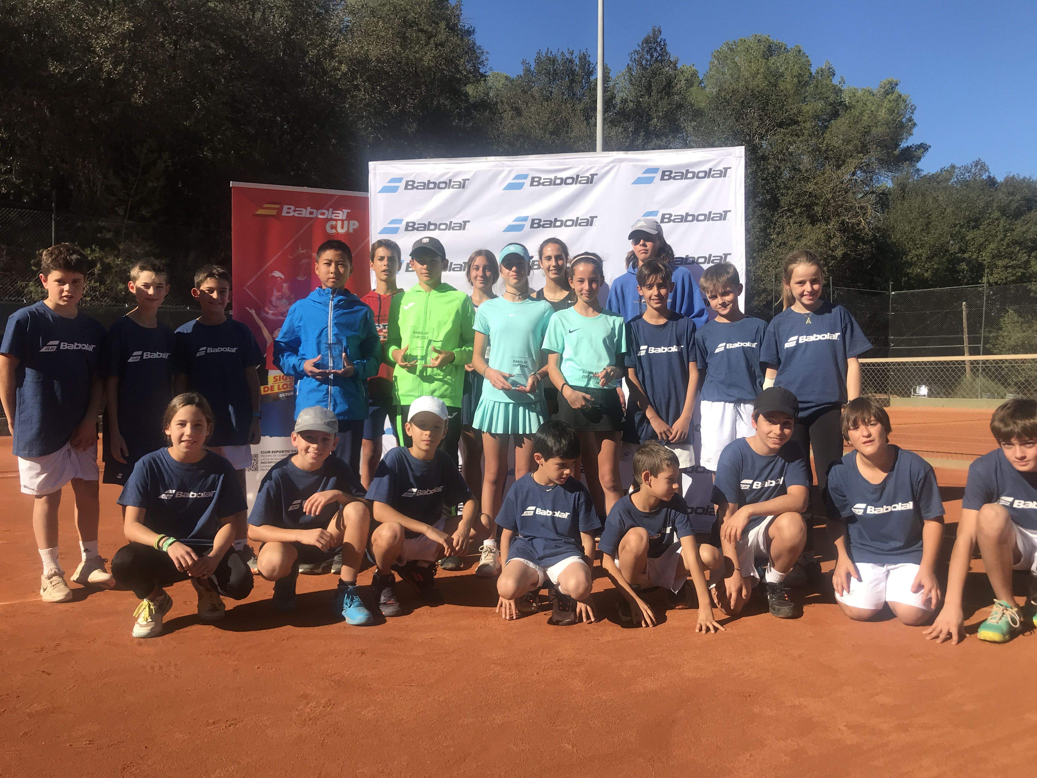 Els tenistes vencedors i sotscampions de la Babolat Cup del CE Valldoreix. FOTO: Cedida