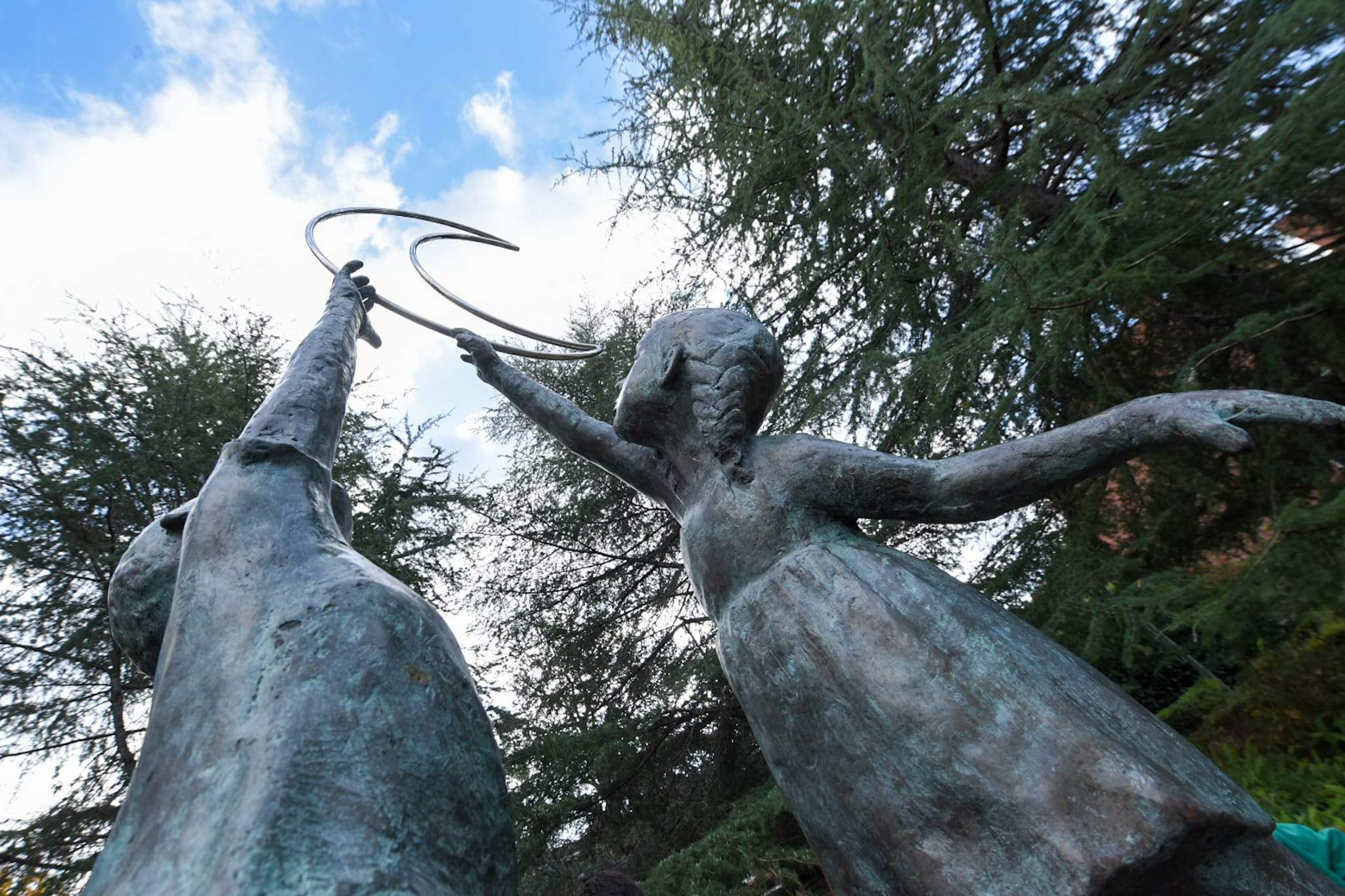 Escultura en honor a la petita infància, per Paco Minuesa, abans que robessin la lluna. FOTO: Ajuntament