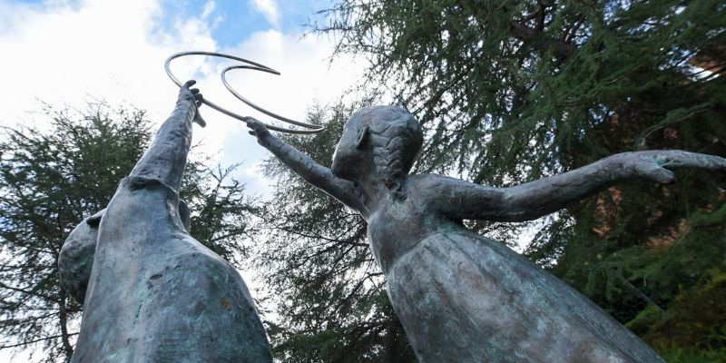 Escultura en honor a la petita infància, per Paco Minuesa, abans que robessin la lluna. FOTO: Ajuntament