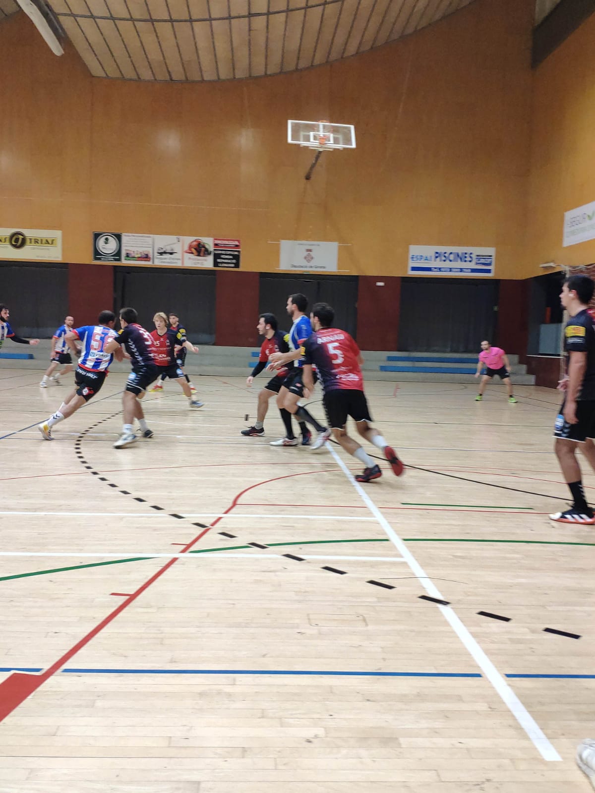 L'Handbol Sant Cugat guanya a casa de l'Handbol Banyoles per seguir en la lluita pel lideratge. FOTO: Cedida