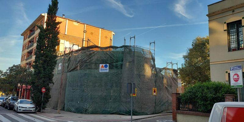 Façana de l'edifici amb aluminosi durant l'enderrocament. FOTO: TOT