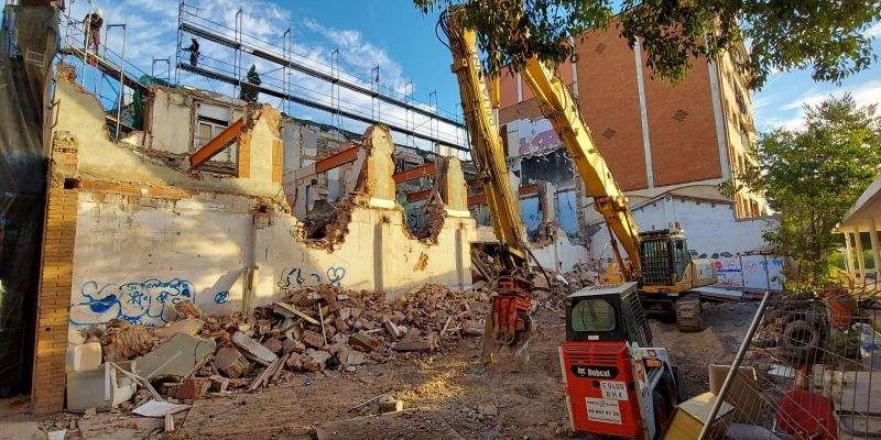 Treballs d'enderrocament de l'edifici de l'avinguda Cerdanyola, 66. FOTO: TOT