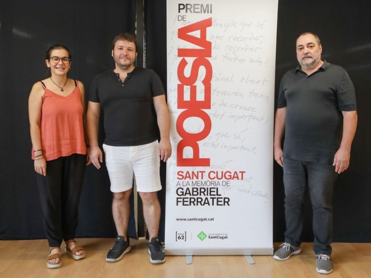 Carles Rebassa, al centre, va guanyar la 20a edició del Premi de Poesia Sant Cugat. FOTO: Ajuntament