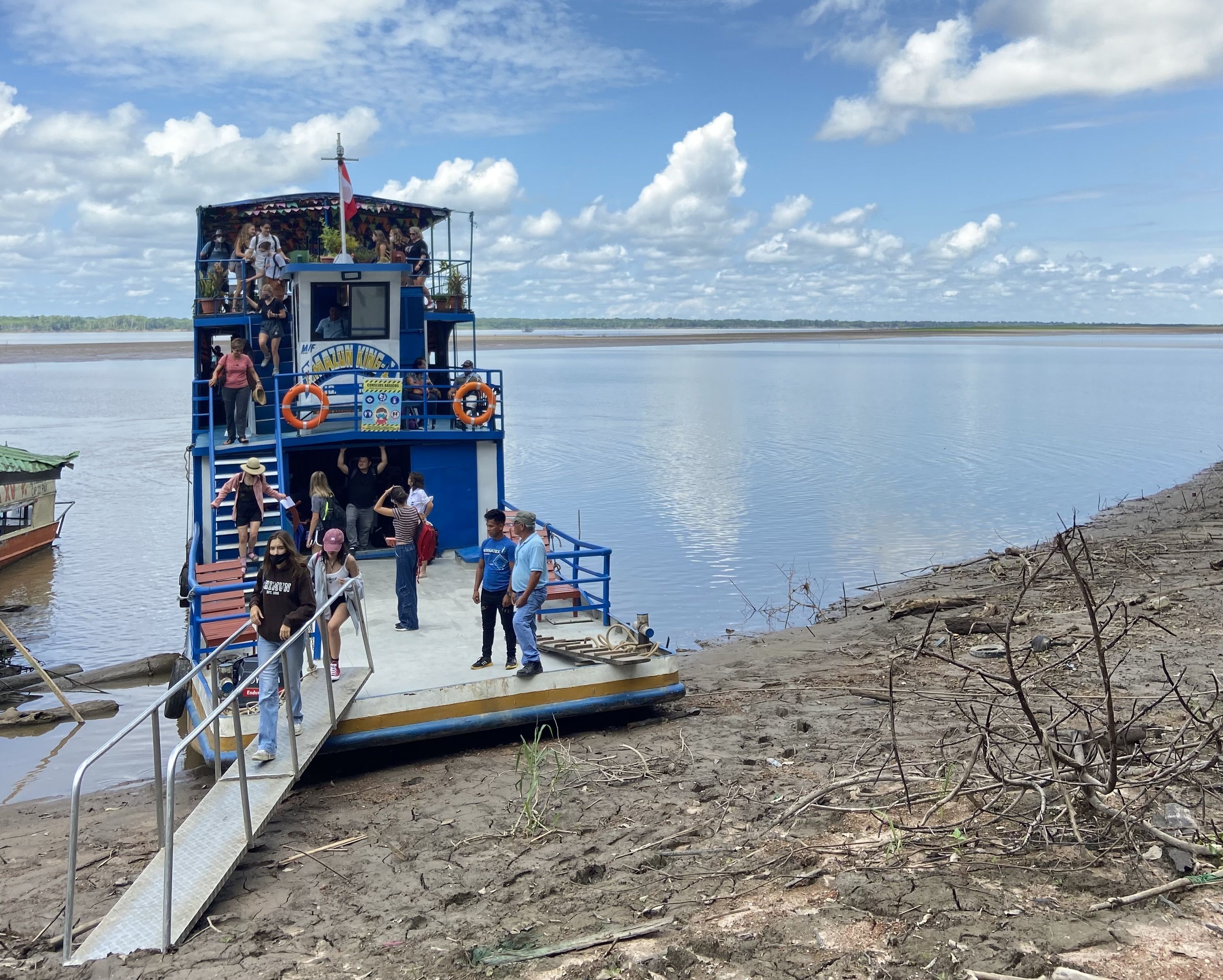 Metges arriben al riu Amazones  · Iquitos, Perú FOTO: Tzeitel Muscat