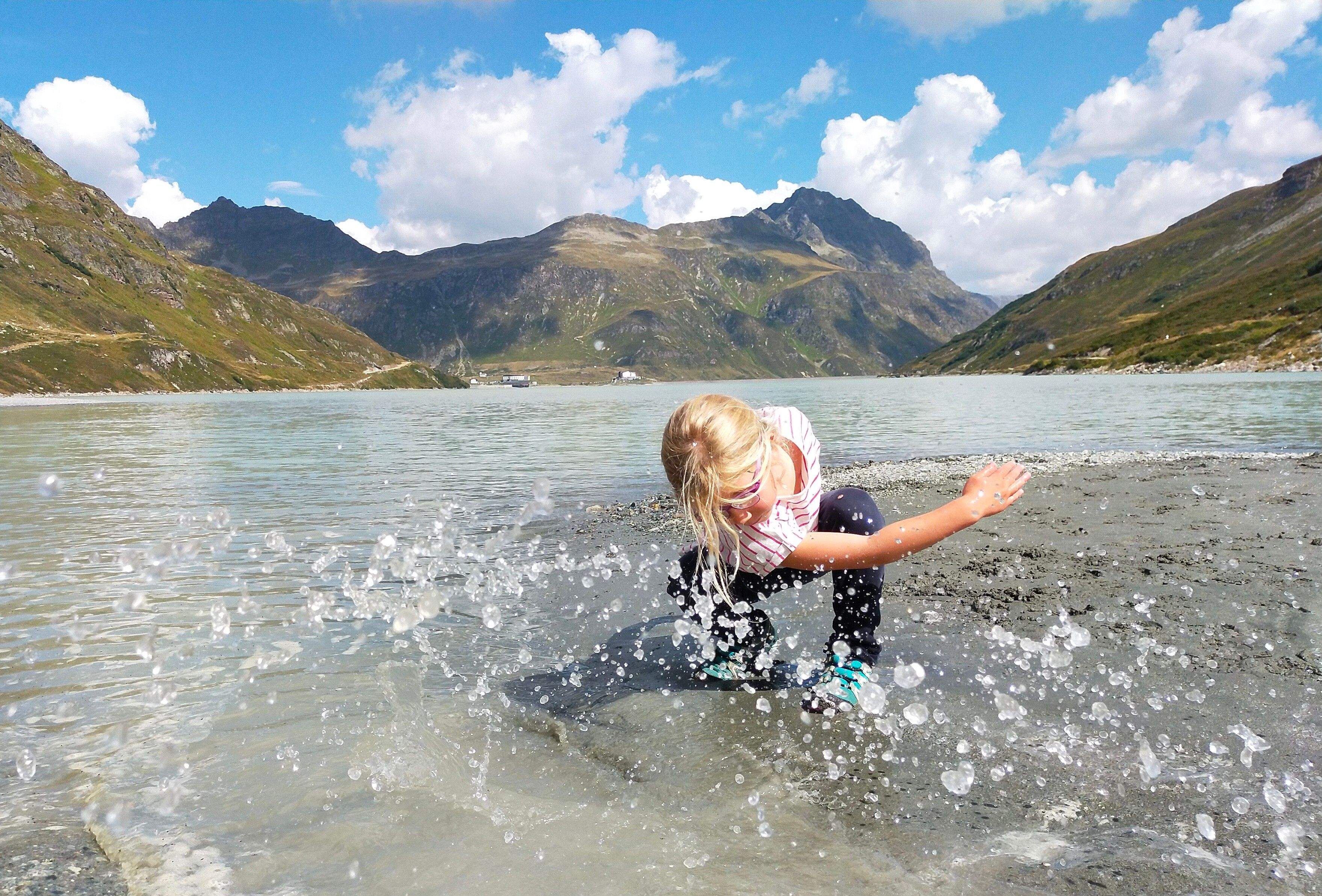 Jugant amb aigua de glaciars · Llac Silvretta, Tirol Àustria  FOTO: Sandra Santuré Sinfreu