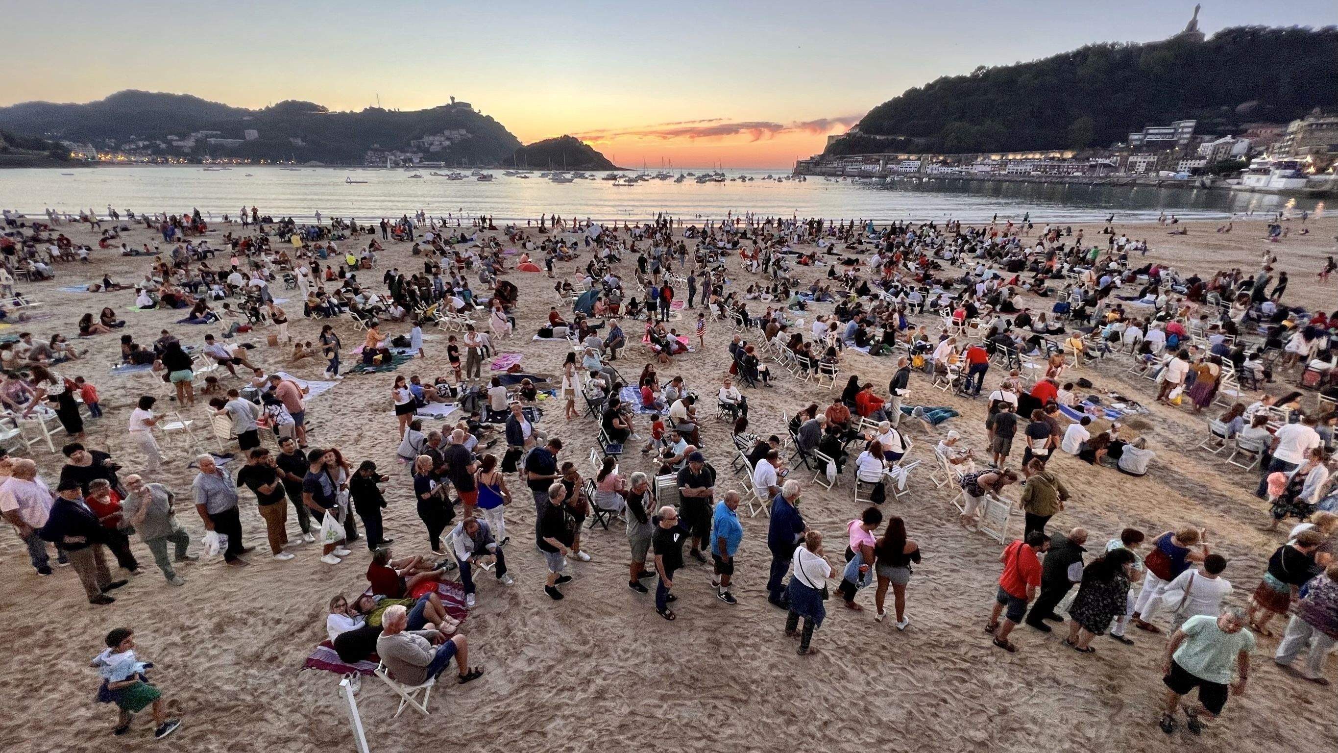 Esperant els focs a la Concha · Platja de la Concha. Sant Sebastian (Espanya) FOTO:  Imma Parés Cerdà