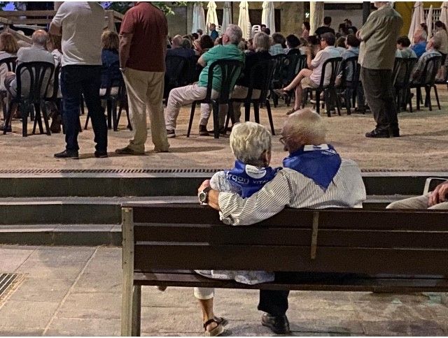 escoltant les havaneres de Tot  · Sant Cugat del Vallés FOTO:  Conchita Roman Mármol