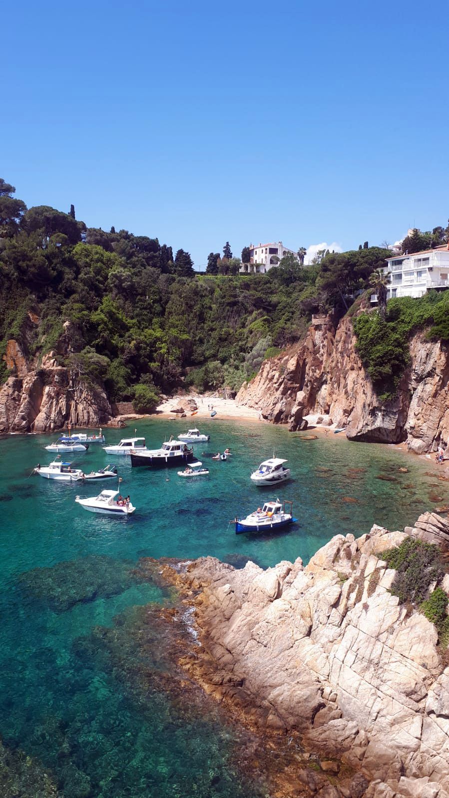 Entre muntanyes, mar i cel  · Costa Brava  FOTO:  Javier  García Criado 