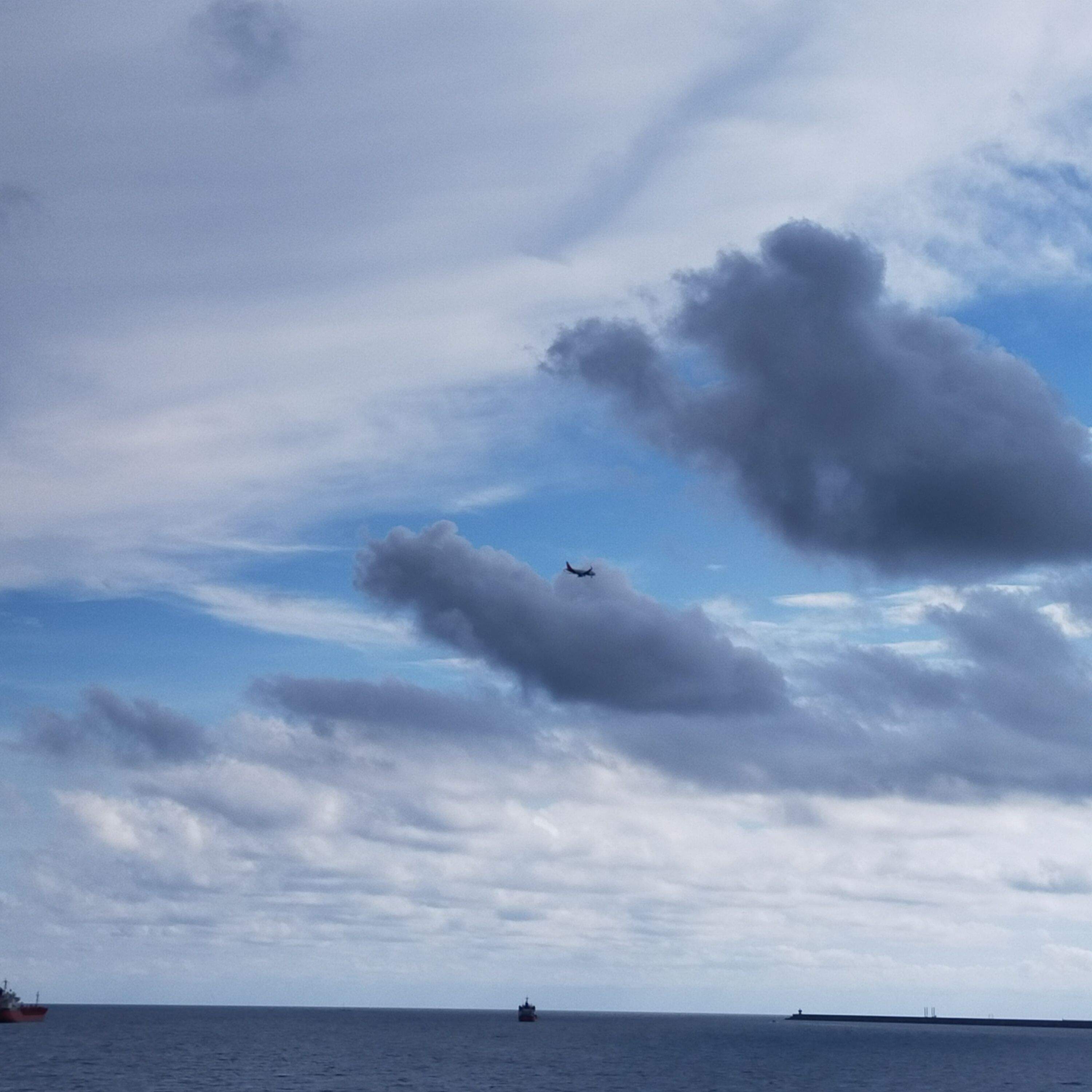 Cel , mar i avio · Port Barcelona  FOTO:  Maria Cinta Borrell Planchart 