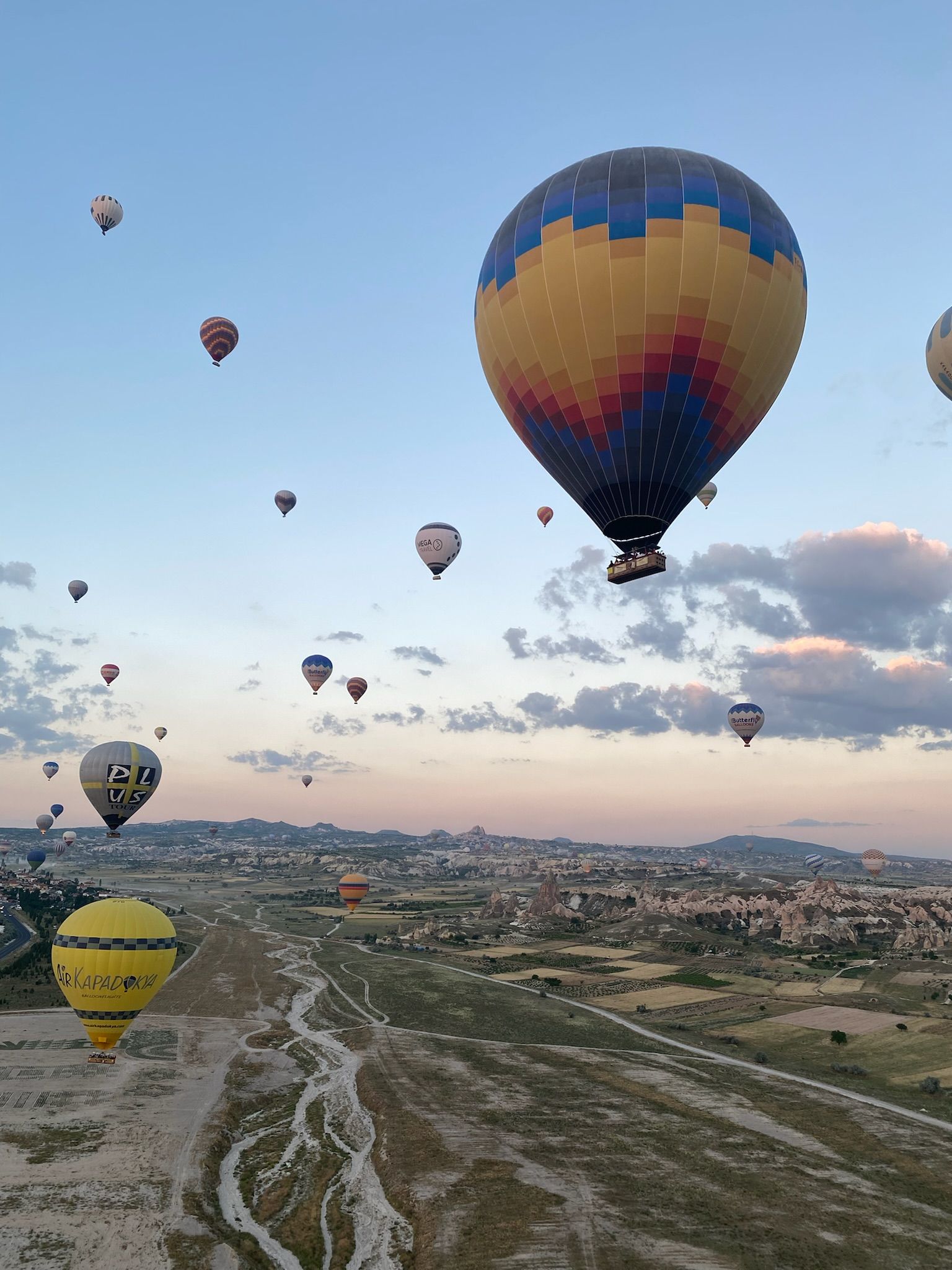 Amaneciendo en las alturas · Göreme, Capadoccia, Turquía  FOTO:  Martin Pérez Grob