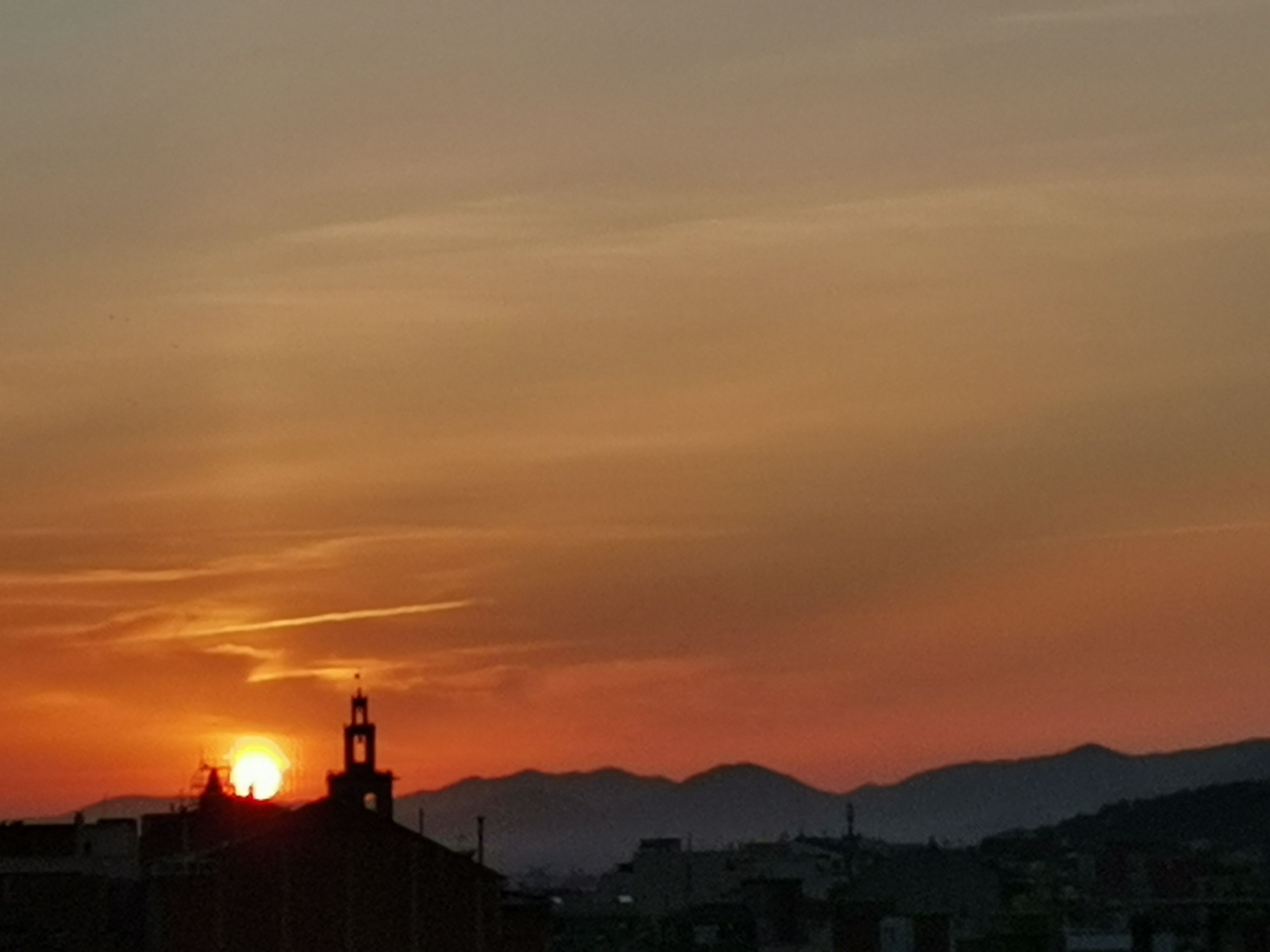 A los amaneceres  rojos, se...  · Sant Cugat del Vallès  FOTO:  Pía  Sbértoli de Palol