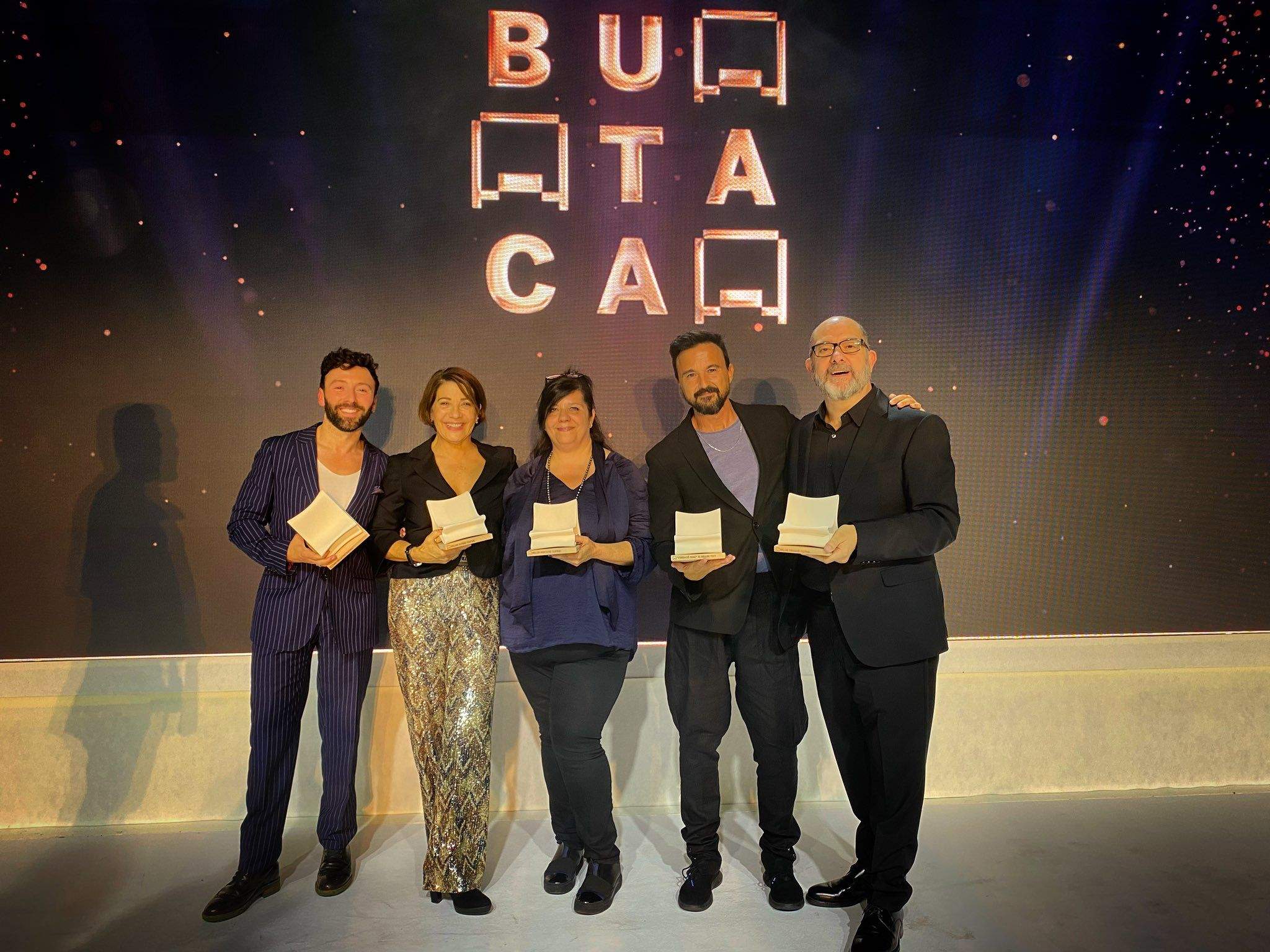 Emma Vilarasau, primera dona per l'esquerra, amb la resta de premiats de 'L'oreneta' FOTO: @guillemclua