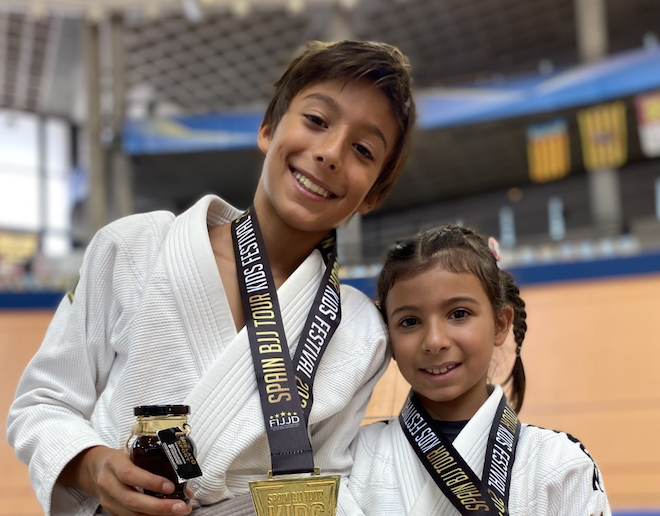 Ferran i Maria Irigoyen amb el trofeu del Campionat d'Europa de Jiu Jitsu Brasiler. FOTO: Cedida