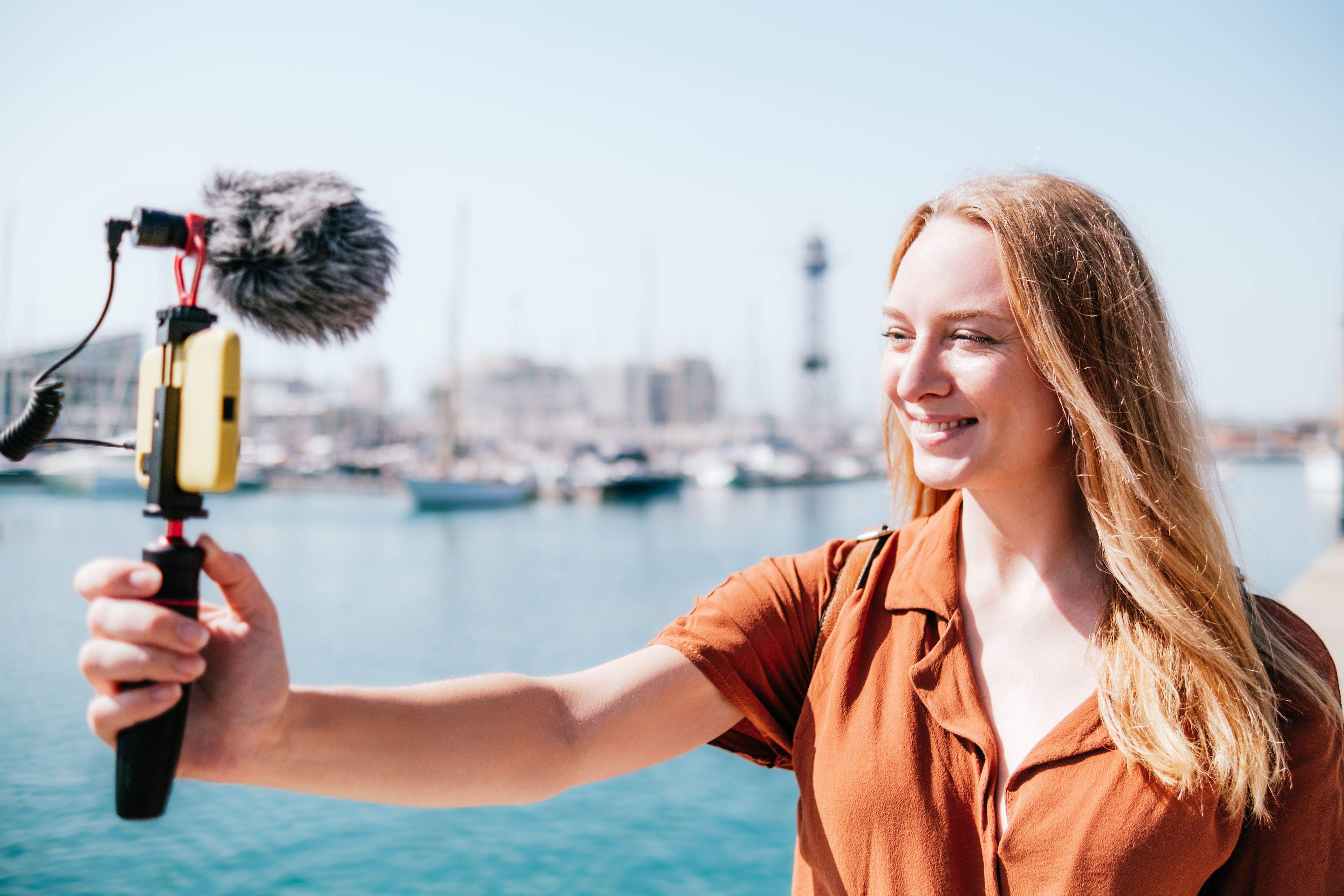 Una jove creant contingut audiovisual. FOTO: iStock