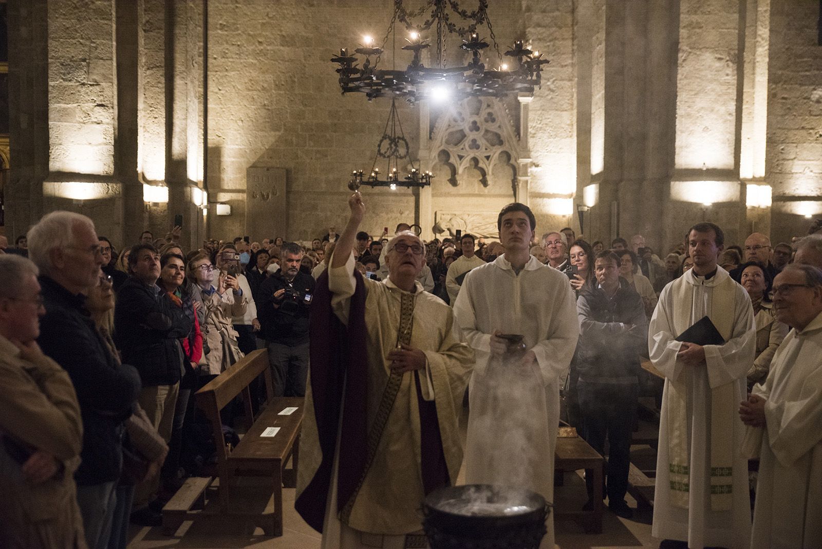 El bisbe de la diòcesi de Terrassa, Mons. Salvador Cristau, beneïnt l orgue del Monestir de Sant Cugat. FOTO: Bernat Millet