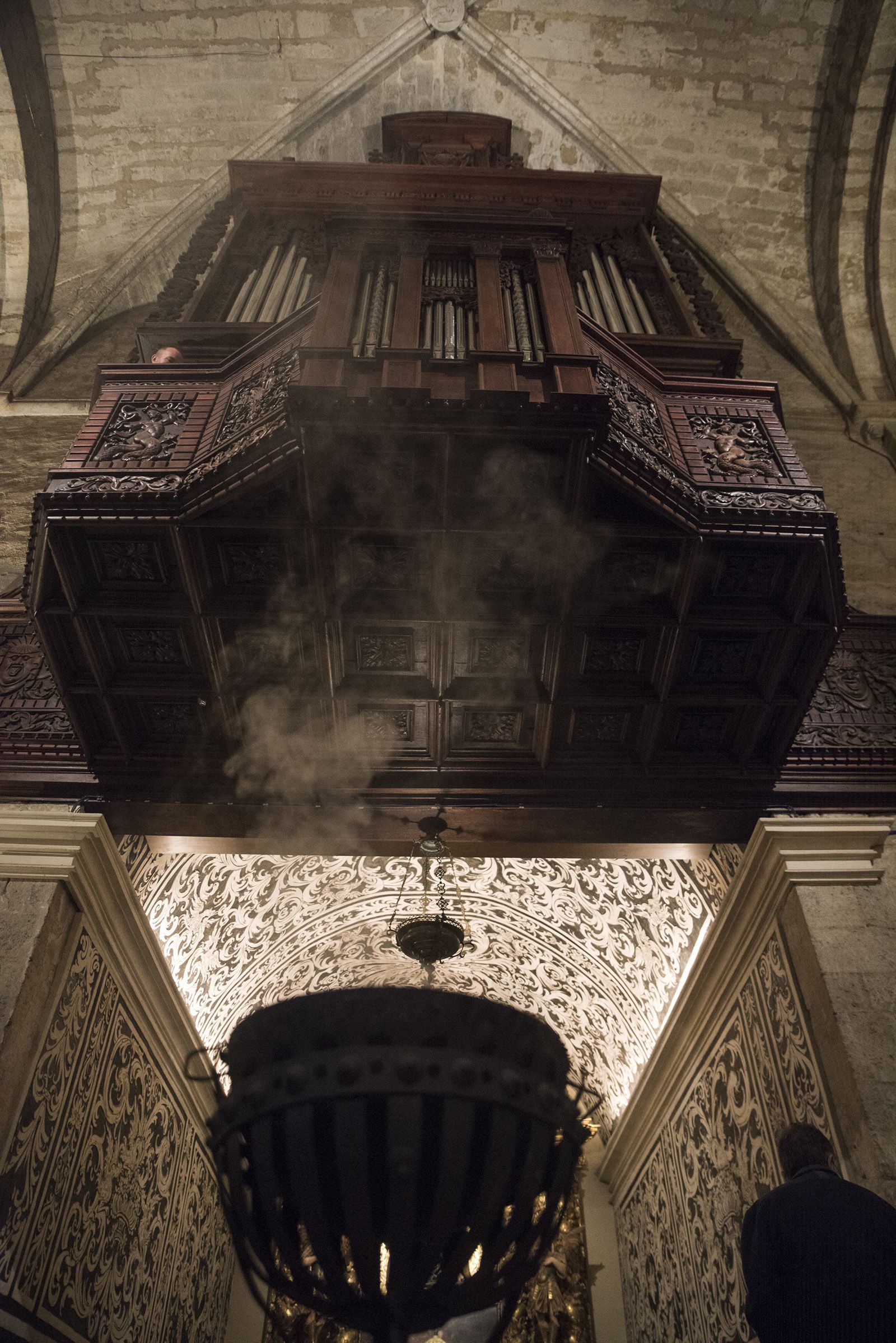 Encens purificant l'orgue del Monestir de Sant Cugat. FOTO: Bernat Millet