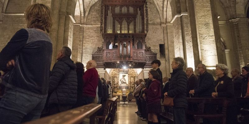 Feligresos amb l'orgue de fons a la benedicció al Monestir de Sant Cugat. FOTO: Bernat Millet