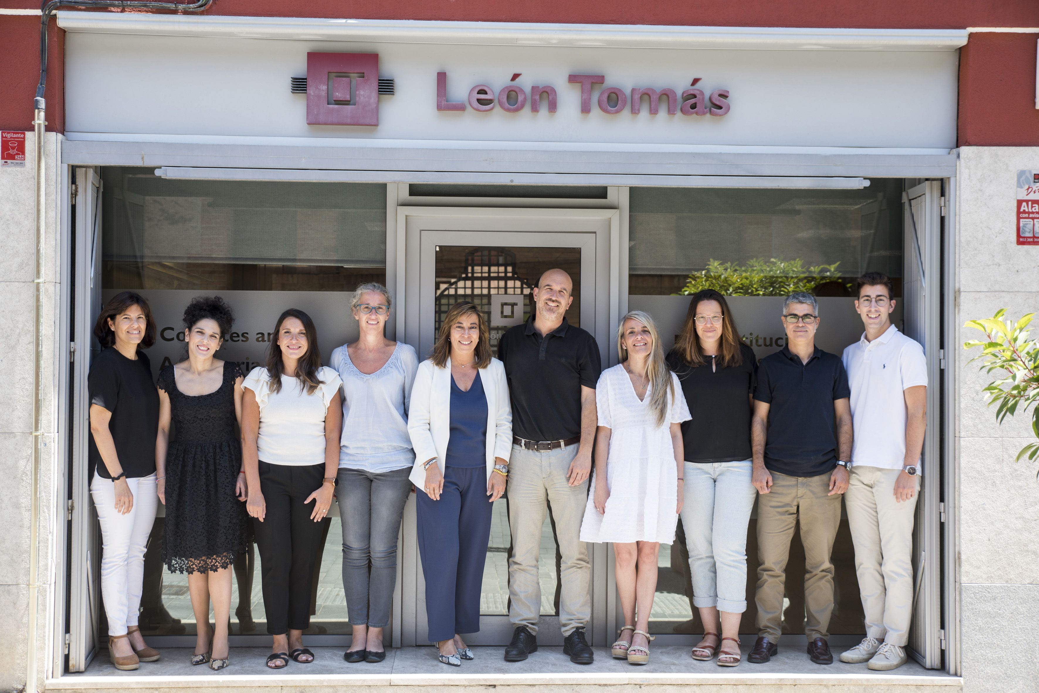Foto de família de l'equip de León Tomás, gestoria a Sant Cugat i administració de finques. FOTO: Bernat Millet
