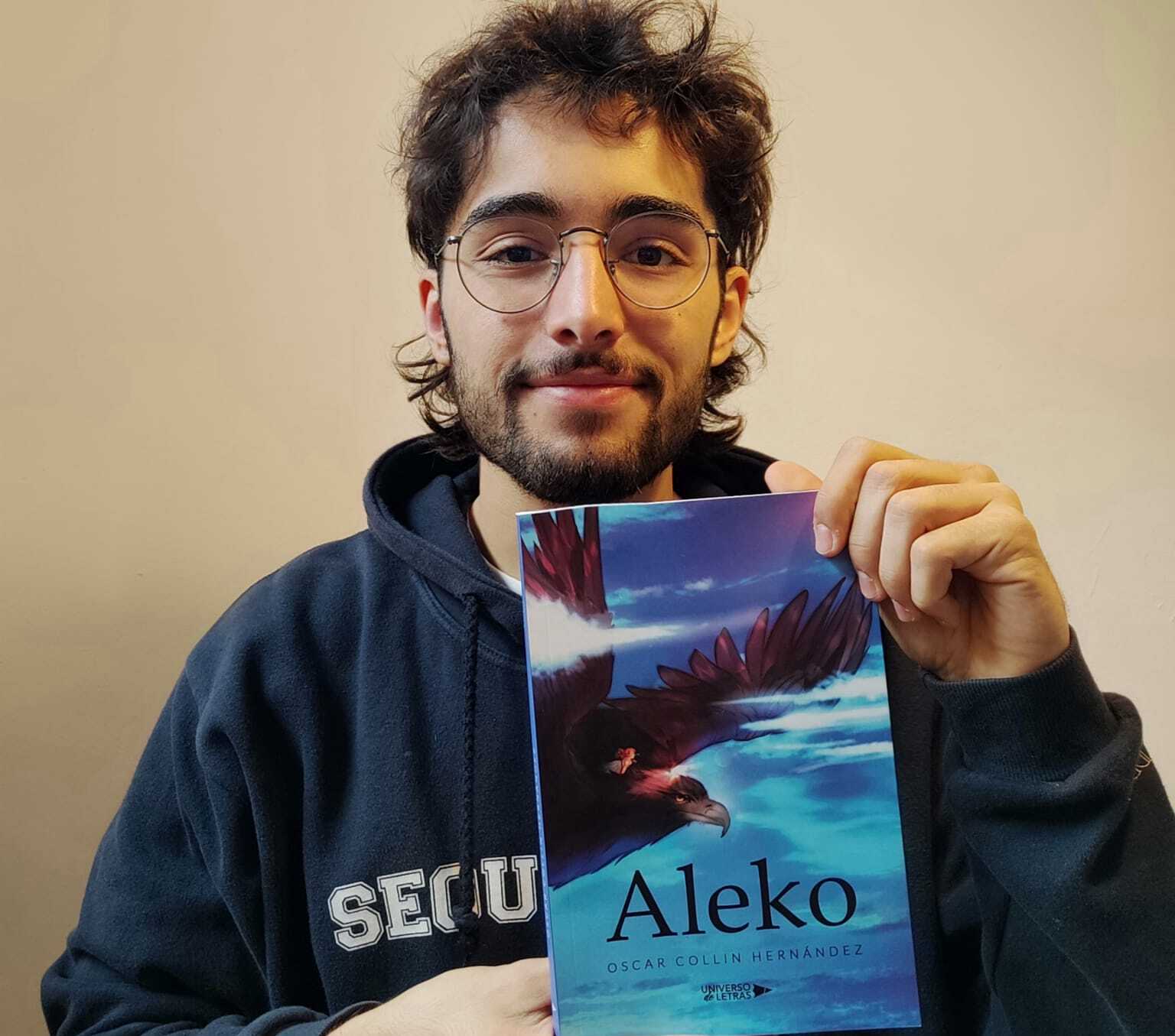 Oscar Collin Hernández amb el seu llibre, 'Aleko'. FOTO: Cedida