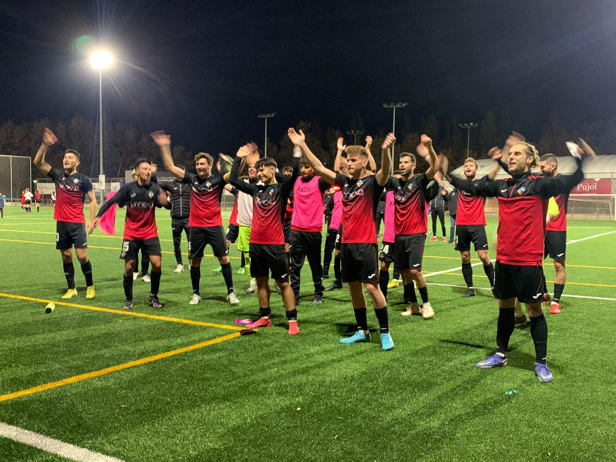 Els jugadors del Sant Cugat FC celebren amb l'afició la victòria aconseguida vers la UAT Horta. FOTO: Nielo Ballart
