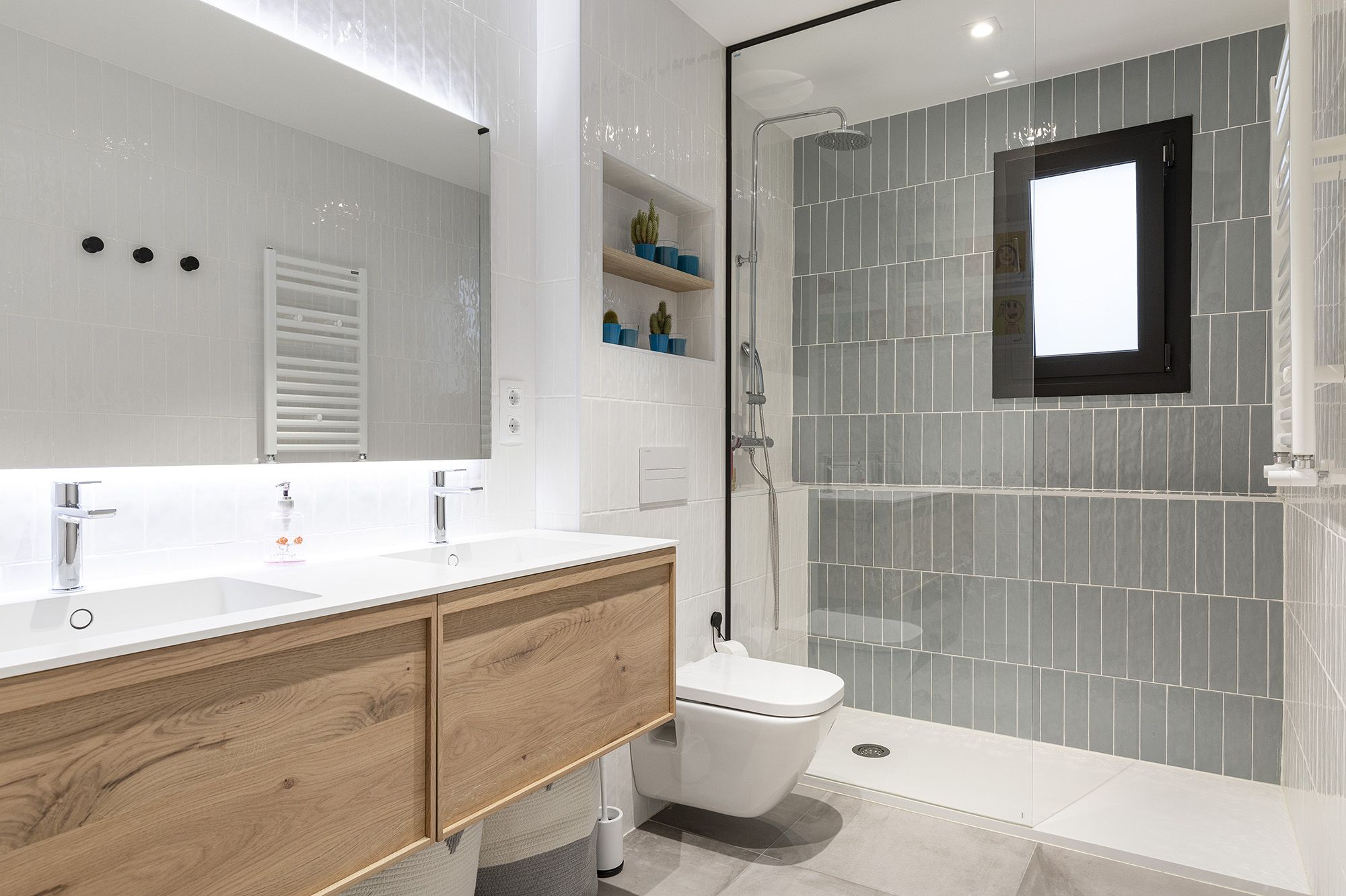 El lavabo destaca pels seus tons en color gris FOTO: Cedida