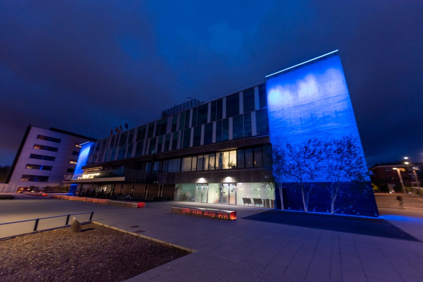 La façana de l'ajuntament il·luminada de blau amb motiu del Dia Mundial de la Infància (20-N) . FOTO: Ajuntament