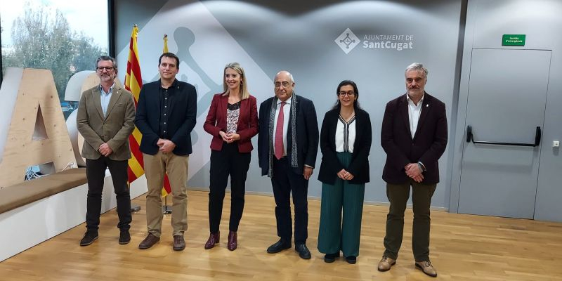 Foto de família del conseller Joaquim Nadal a l'Ajuntament de Sant Cugat. FOTO: TOT